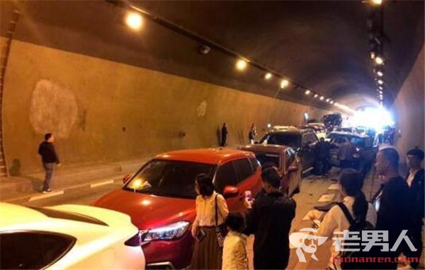 广西隧道72车连撞 暂无人员伤亡报告