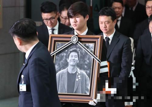 韩演员金柱赫出殡仪式 生前亲朋好友等出席仪式