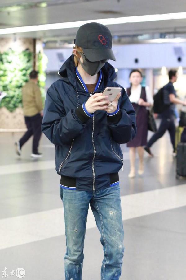 郭敬明戴棒球帽和口罩穿休闲装现身机场，遮捂严实一路低头玩手机