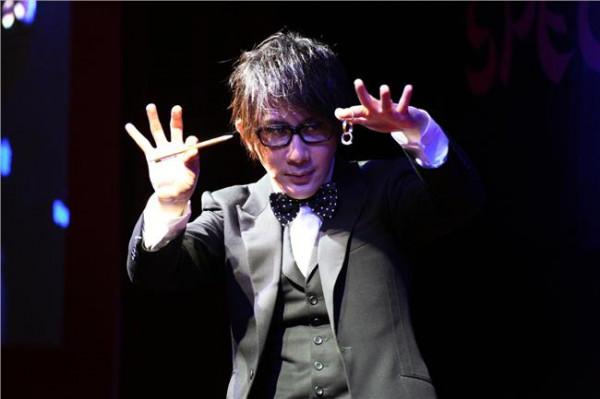 >刘谦魔术表演 刘谦在世界级魔术师面前表演的魔术 这个应该没人能破解吧