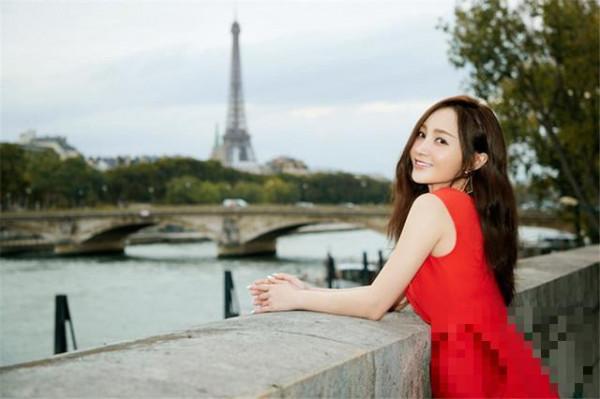 35岁姚笛晒最新街拍，一身红裙尽显优雅气质，网友：又美了！