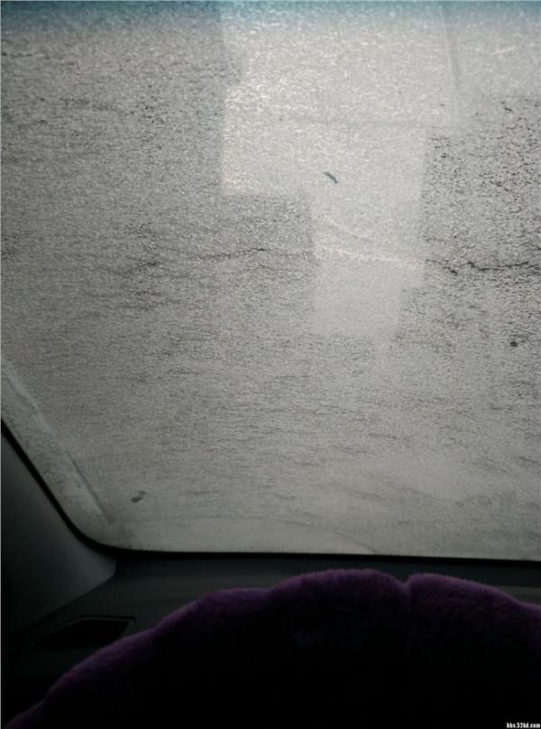 >汽车薄冰 停在路边的汽车不到一小时玻璃上也曾结满薄冰
