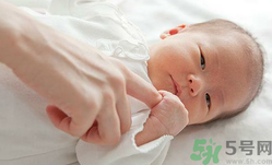 新生儿湿疹可以用炉甘石洗剂吗？新生儿湿疹的护理措施