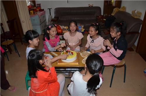 卓琳富家 卓琳家庭聚会宣传希望工程 捐款成邓家爱心传统
