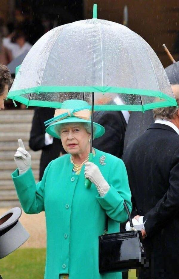 91岁英国女王连雨天都这么时尚！真是美了一辈子！网友：像少女！