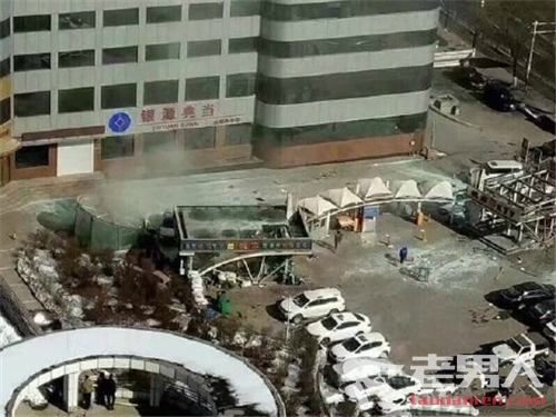 河北酒店燃气管道爆炸 现场公交车受损严重