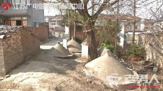 19座坟包围一家 开门见坟十分瘆人