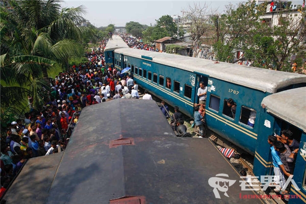 >孟加拉国火车脱轨 列车车厢扭曲成S形