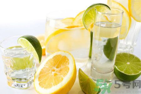 柠檬水怎么喝减肥？柠檬片用多少度的水泡最好？