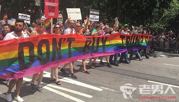 >纽约同性恋群体开展年度大游行 高喊“让特朗普滚蛋”