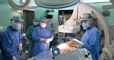 王春生中山医院 复旦大学附属中山医院成功实施不开胸、心脏不停跳瓣膜置换手术