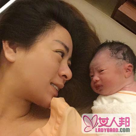 38岁李婷宜未婚产下男婴 妈妈看宝宝满眼是爱