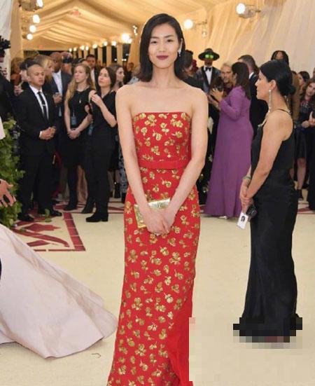 刘雯短发造型亮相met gala，身穿Michael Kors红色裙装抢镜