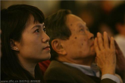 92岁杨振宁称不要孩子 老少配真的不靠谱吗