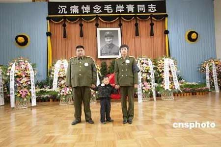 毛泽东之孙毛新宇和第二任妻子刘滨及孩子