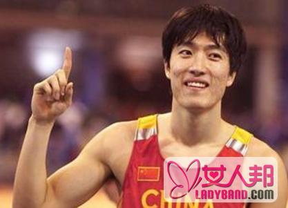 04年奥运会110米栏刘翔夺冠 破世界纪录片酬高达三千万