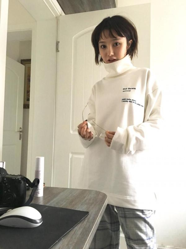 日前,曾参见选秀节目走红的小郑爽蒋雪菲在微博晒出一组美照