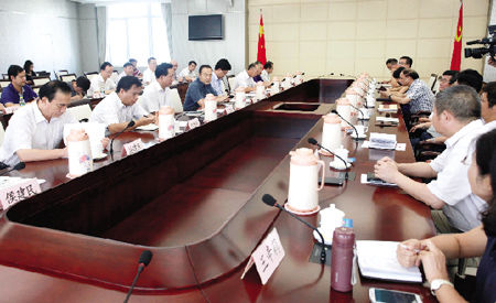 王宇燕和毛超峰 毛超峰主持召开各县市区 和市直各单位负责人座谈会