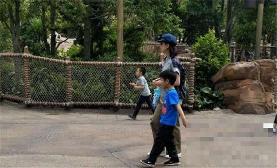 >网友偶遇黄圣依安迪怎么回事？网友：终于带儿子来迪士尼了！