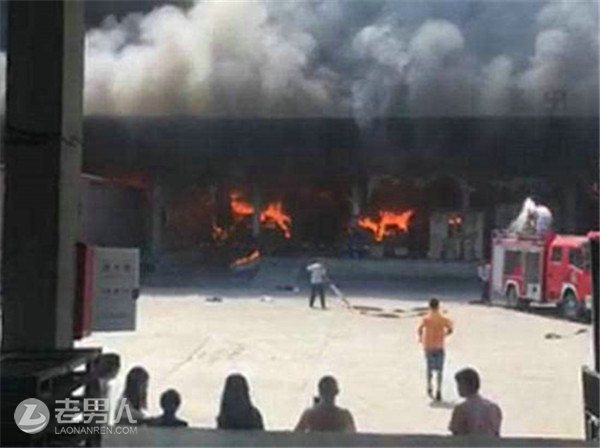 广州一物流园厂房起火 现场浓烟滚滚