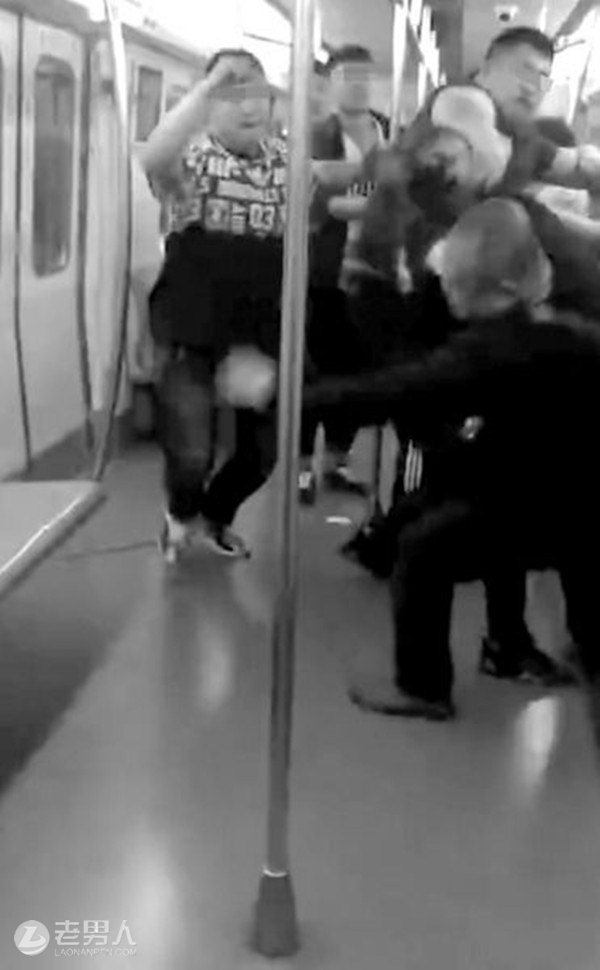 >北京地铁4号线上两拨乘客抢座互殴