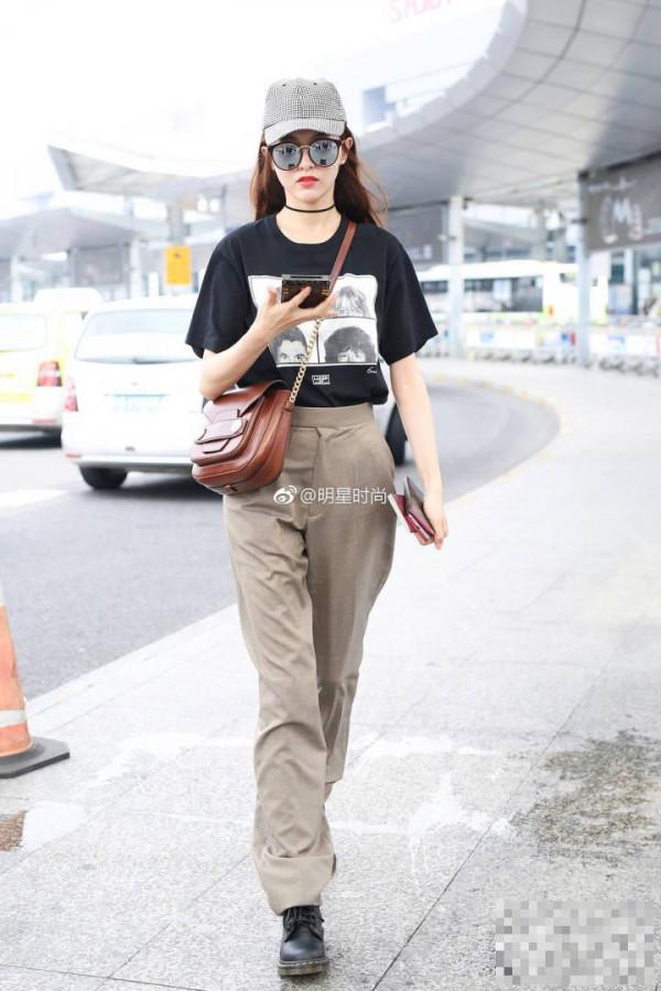 >唐嫣上海机场街拍，她一身灰棕色调的穿搭…