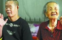 >101岁母亲悉心照顾智障儿子50年不离不弃