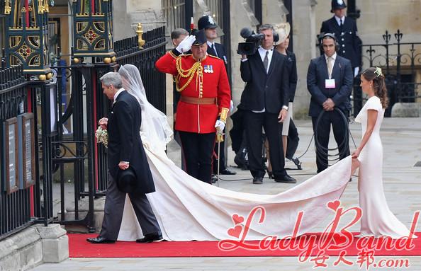 英国王室婚礼庆典 凯特王妃穿三米长婚纱亮相（二）