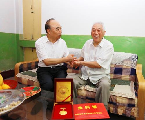 寿永年与卢子跃 宁波市领导刘奇与卢子跃走访慰问老同志