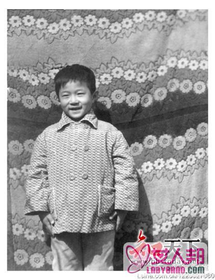 演员谭凯罕见童年照片曝光谭凯一家子的照片