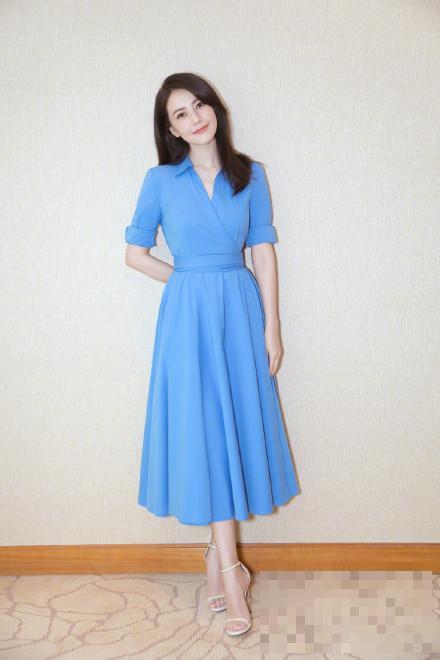 39岁高圆圆穿蓝色连衣裙似18岁少女，知性优雅