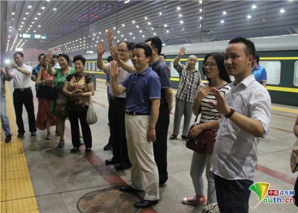 傅振邦广西 2016年团中央书记处书记傅振邦在北京西站为西部计划志愿者送行