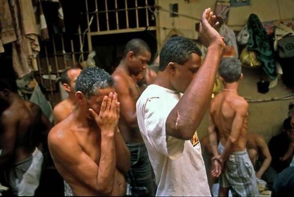 罗塞夫所受酷刑 巴西女总统被剥光衣服 巴西总统罗塞夫受酷刑图片