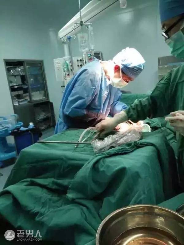 连续手术医生累倒 1张瘫倒在地的图片刷爆朋友圈