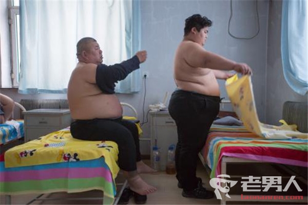 >胖爸爸陪儿子减肥 励志父子共减掉303斤