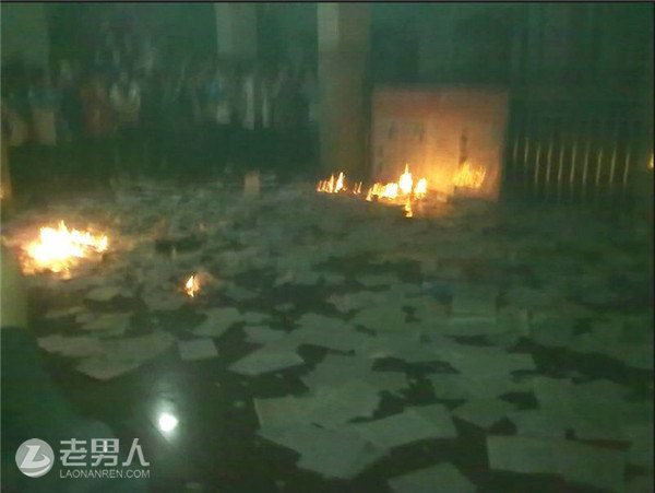 高中禁办元旦晚会 千名学生聚集烧书抗议