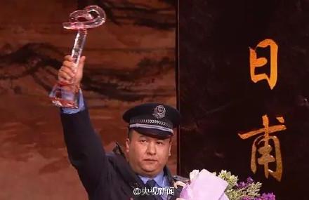 2015感动中国十大人物之木拉提·西日甫江 大漠“猎鹰”