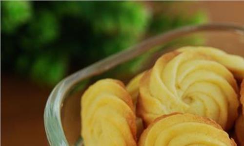 黄油曲奇怎么做才酥 不放起酥油也能烤出香酥可口的黄油曲奇饼干