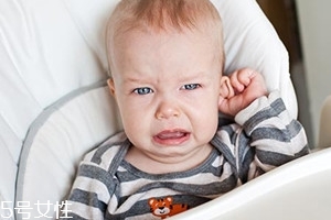 宝宝中耳炎有积液怎么治疗 建议看医生
