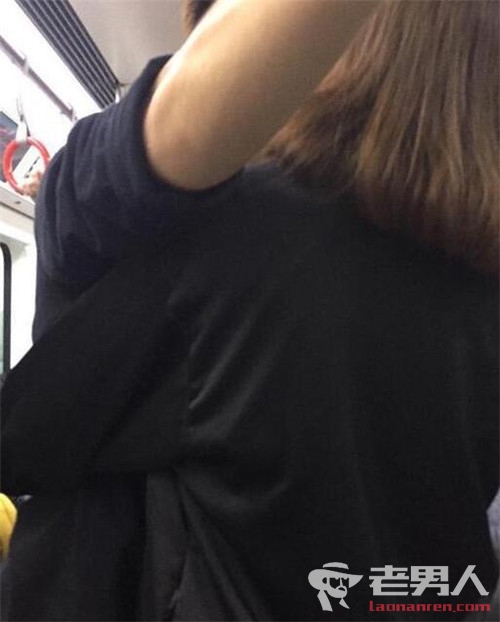 >情侣一路拥吻5个站 地铁忘我调情拥吻搂抱