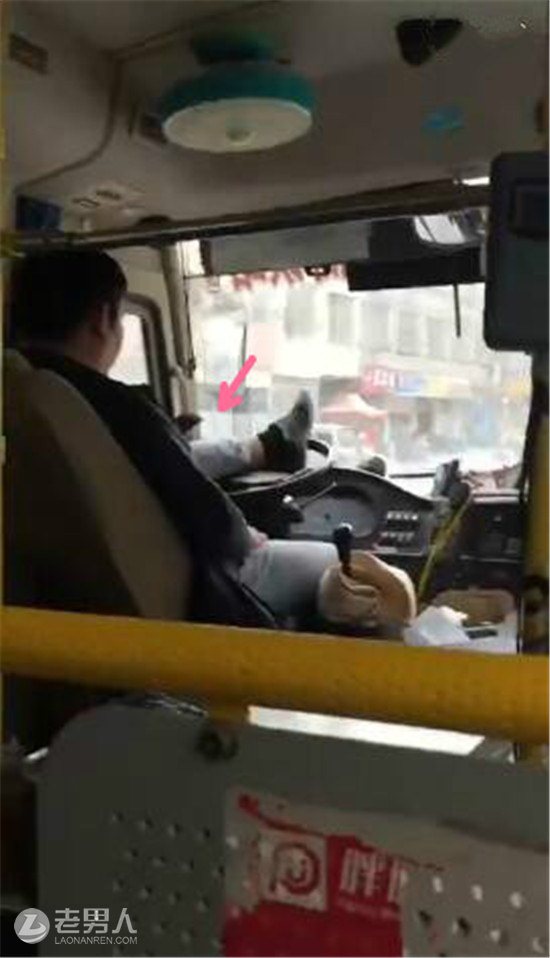 >公交司机用脚开车 网友质疑拿乘客生命开玩笑