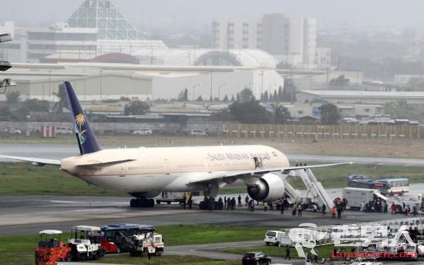 >沙特客机紧急迫降 疑因液压系统出现故障致53人受伤