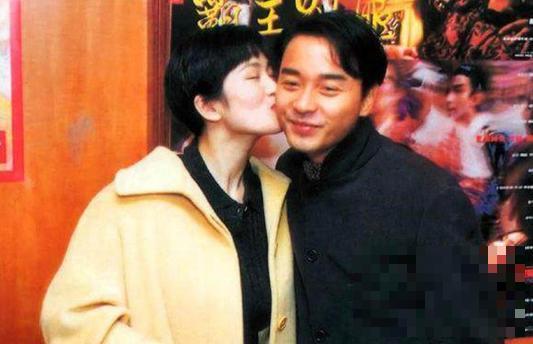 张国荣巩俐25年前合影曝光 短发巩皇和哥哥互相亲吻