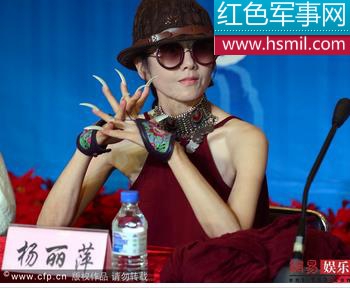 杨丽萍的指甲是真的吗 54岁杨丽萍长指甲吓人 杨丽萍的指甲有多长?(图)