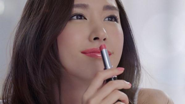上妆的正确步骤 日本妞教你「先唇蜜后口红」的奥秘