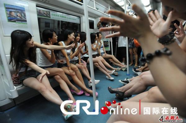 >地铁13美女集体脱裤 宣传低碳环保【高清图】