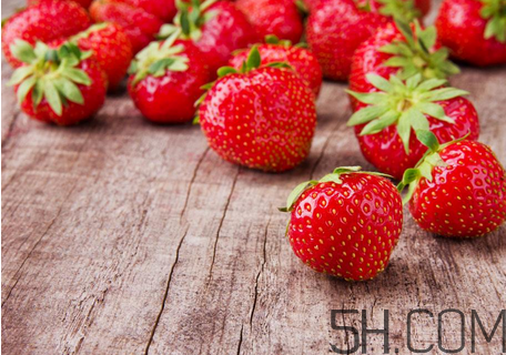 草莓为什么要用盐水泡？草莓榨汁要加水吗？