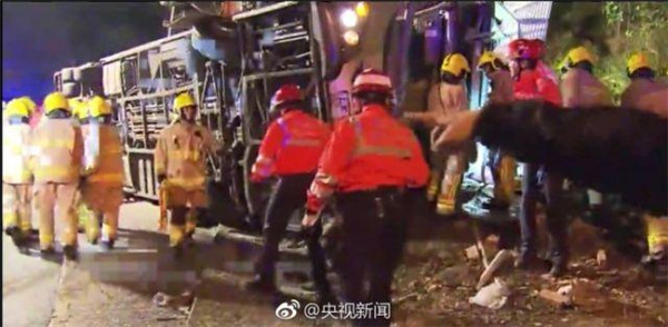 香港双层巴士侧翻致85人伤亡 15名死者身份公布