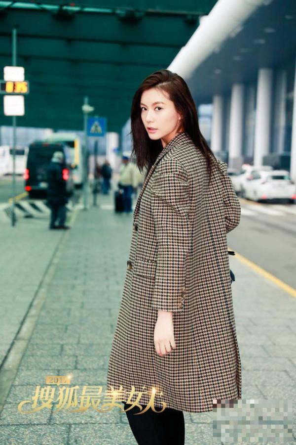 2017搜狐最美女人出征米兰时装周 机场穿搭LOOK尽显时尚功底