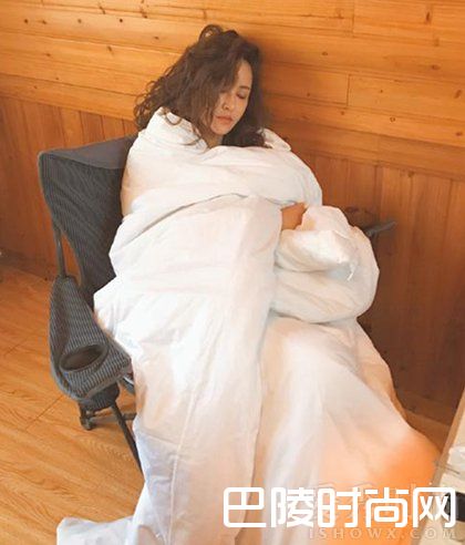 张歆艺发文斥责医生：我躺在病床上你拿手机拍照